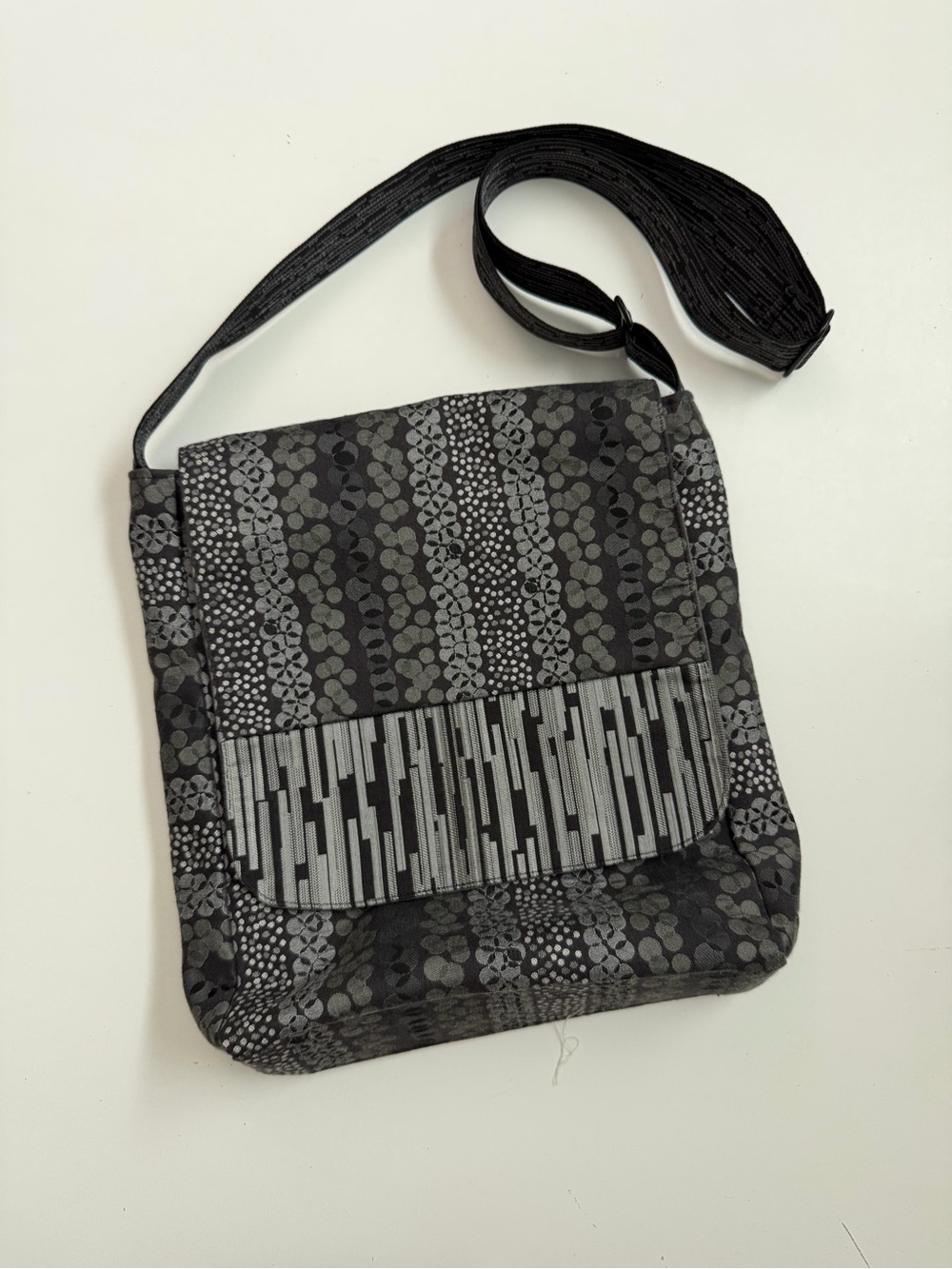 Maruca Purse Tote Bag Messenger Canvas Pockets Abstract Art To Wear Grey Black